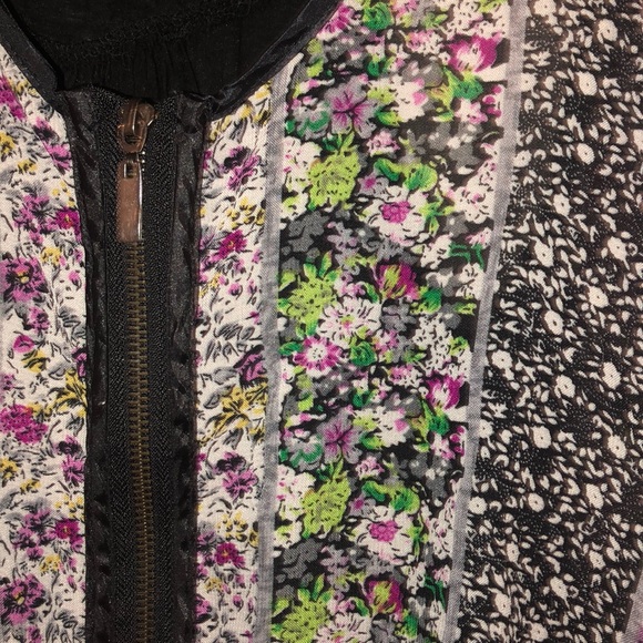 Flowy Floral Blouse with Zipper - Picture 2 of 3